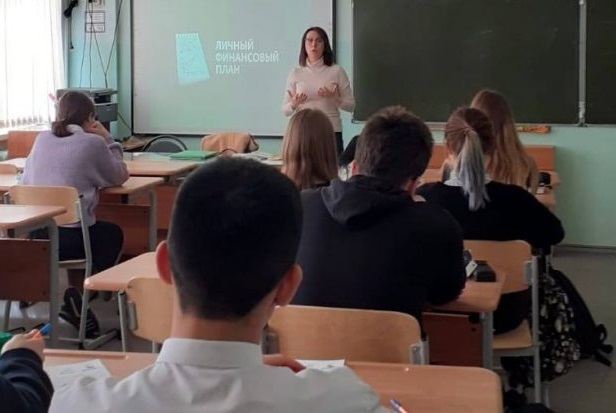 В Ивановской школе волонтёр фонда «Вклад в будущее» Мария Гудыно провела урок финансовой грамотности